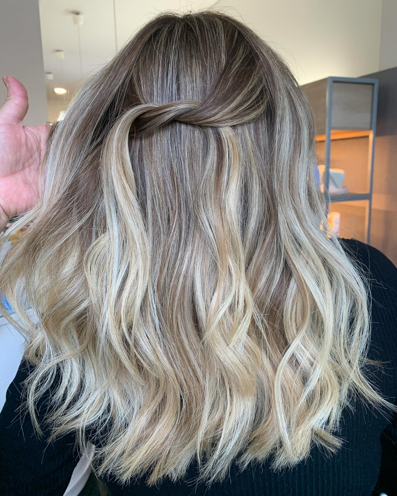 Madeixas em loiro frio com ondas