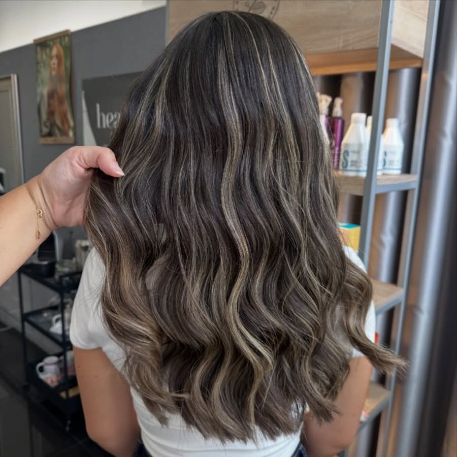 Cabelo moreno com reflexos e movimento