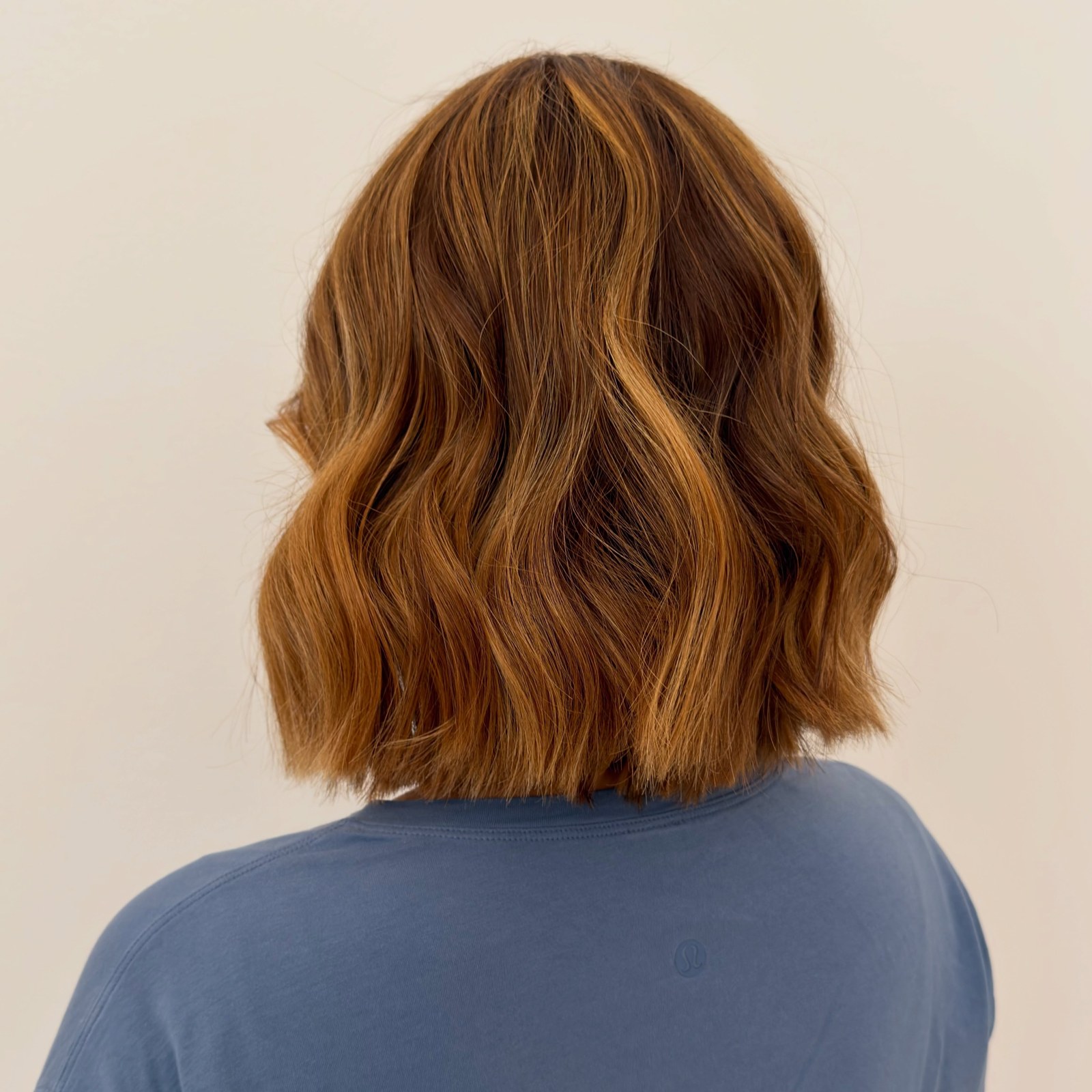 Corte bob em tom acobreado