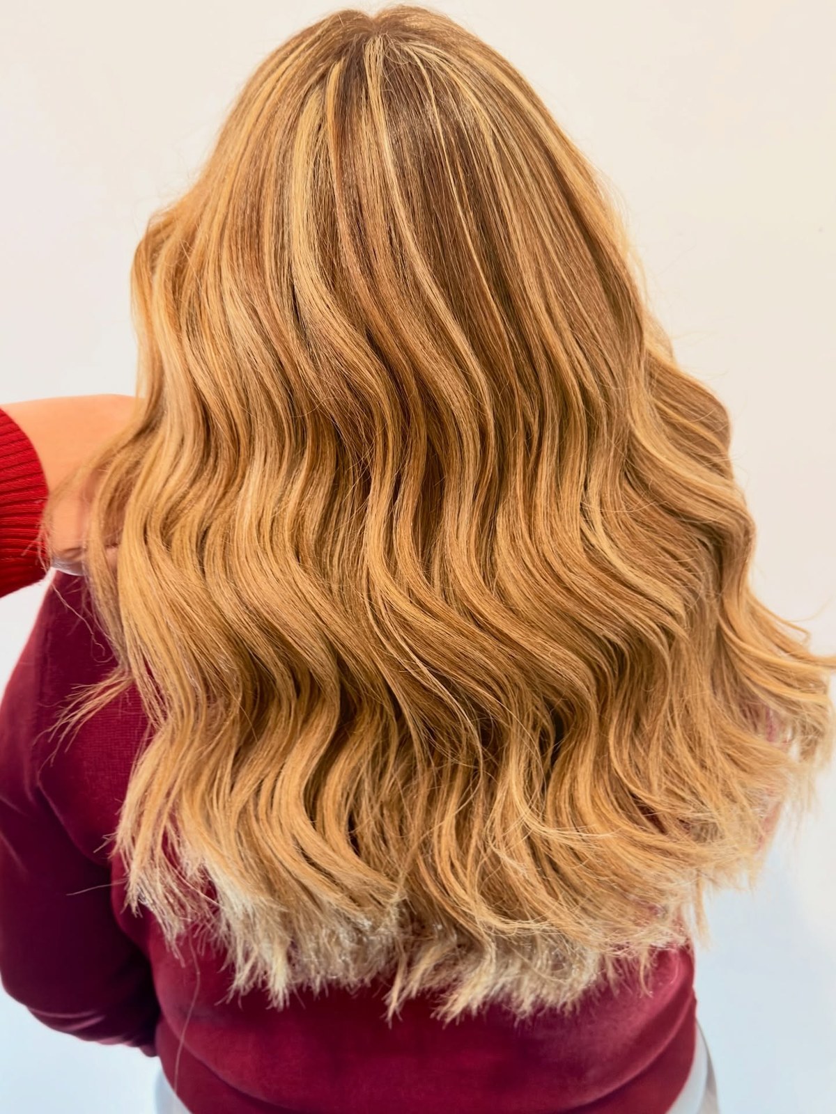 Cabelo dourado com movimento e brilho